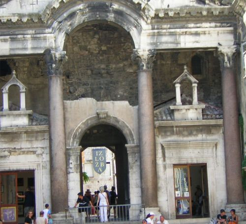Poort naar het Paleis van Diocletianus