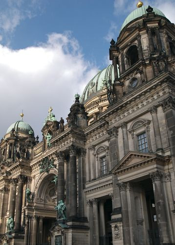 Schuin aanzicht van de Berliner Dom