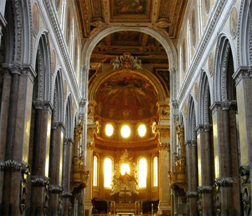 Middenbeuk van de Duomo Napels