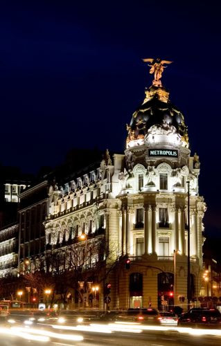 Nachtbeeld van het Edificio Metrópolis