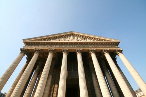 Onder aan de Eglise de la Madeleine