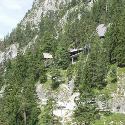 Buiten aan de Eisriesenwelt