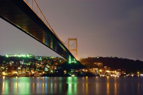 Nachtbeeld van de Fatih Sultan Mehmet-brug