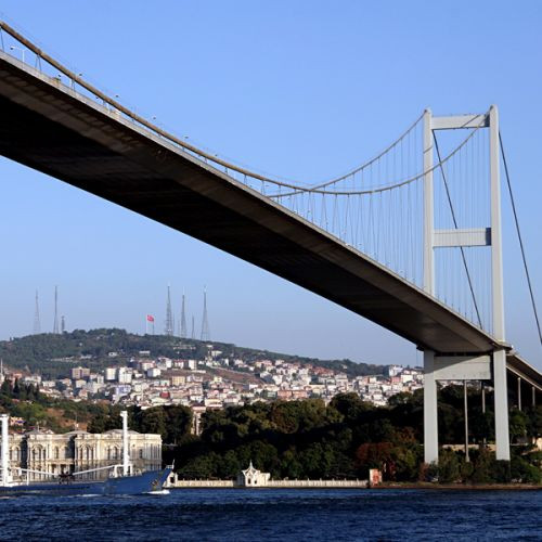 Zicht op de Fatih Sultan Mehmet-brug