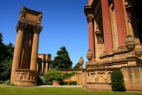 Aan het Palace of Fine Arts