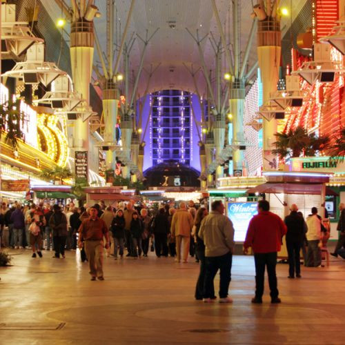 Wandelaars op Fremont Street