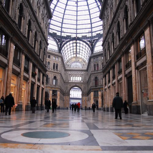 Binnen in de Galleria Umberto I