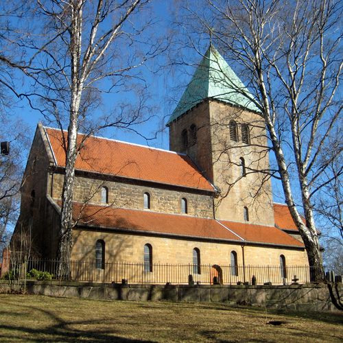 Zijaanzicht van de Gamle Aker Kirke