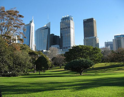 Wolkenkrabbers naast de Royal Botanic Gardens