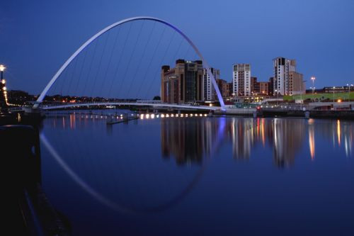 Nachtbeeld van de Gateshead Millennium Bridge