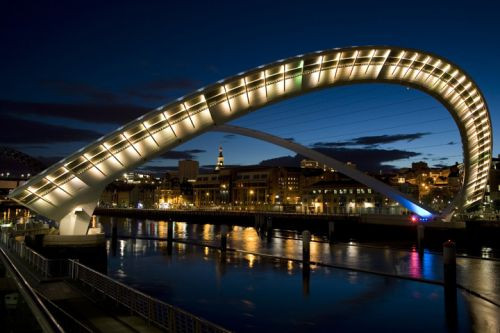 Nacht aan de Gateshead Millennium Bridge