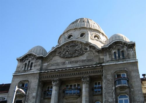 Onder aan de Gellértbaden