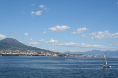 Zeilboot op de Golf van Napels