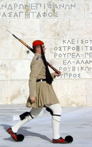 Traditionele wachter buiten het Grieks Parlement