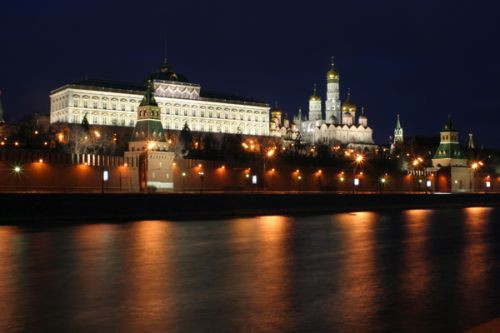 Nachtelijk beeld op het Groot Kremlinpaleis