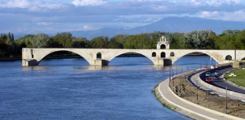 Zijaanzicht van de Pont d'Avignon