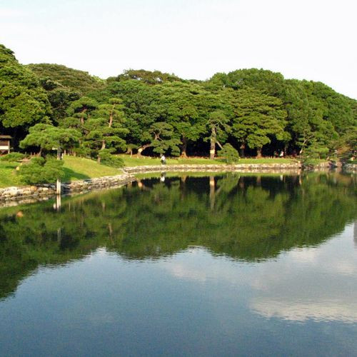 Tafereel in de Hama Rikyu tuin