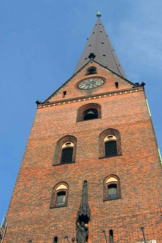 Onder aan de toren van de Sint Petrikathedraal