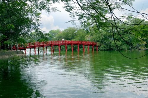 Brug bij de Ngoc Son-Tempel