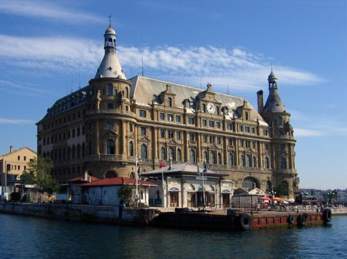 Zijaanzicht op het Haydarpasa-station