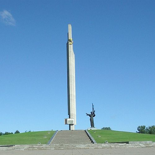 Zicht op het Heldenstadmonument
