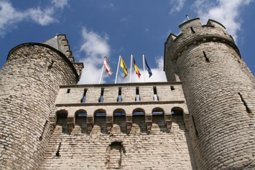 Onder de toren van het Steen