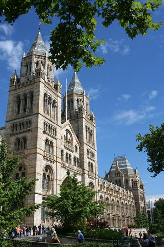 Mensen voor het Natural History Museum