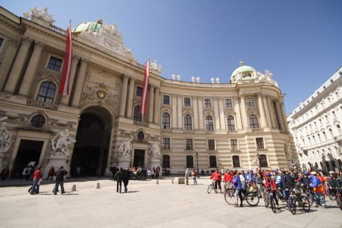 Fietsers voor het Hofburg