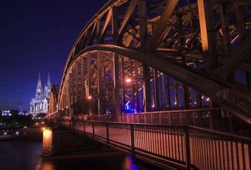 Nachtbeeld van de Hohenzollernbrücke