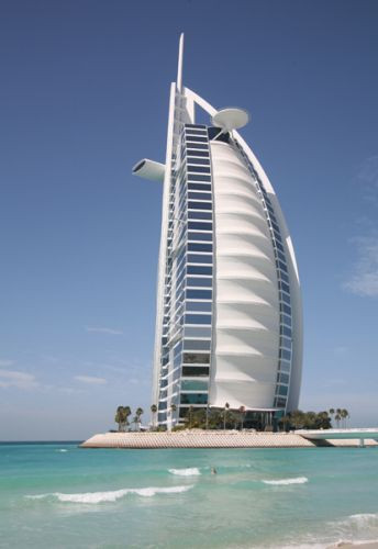 Zijaanzicht van de Burj al Arab