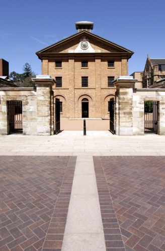 Aan de Hyde Park Barracks