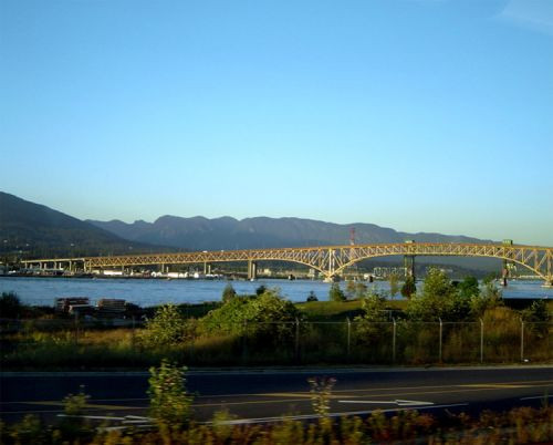 Vergezicht van de Ironworkers Memorial Bridge