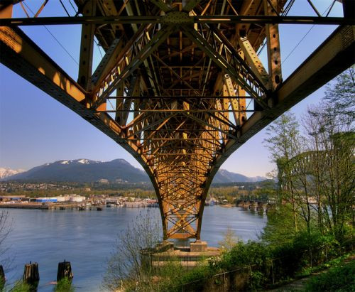 Onder de Ironworkers Memorial Bridge