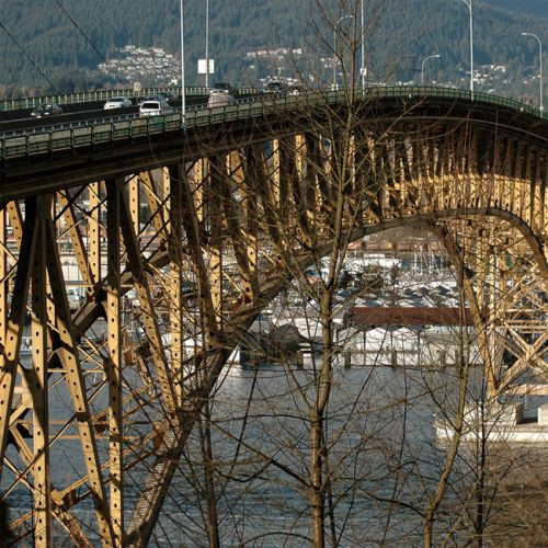 Zijaanzicht van de Ironworkers Memorial Bridge