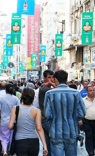 Wandelaars op de Istiklal Caddesi