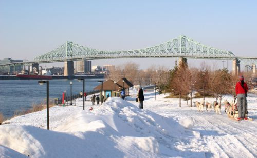 Sneeuw aan de Jacques Cartier-brug