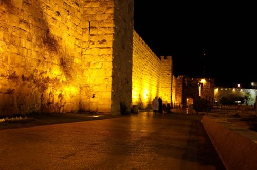 De Jaffapoort bij nacht