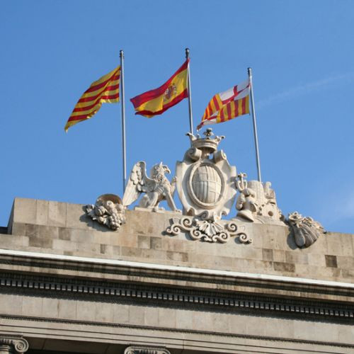 Vlaggen aan het Plaça Sant Jaume