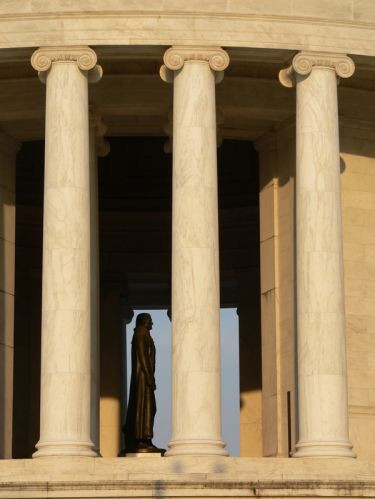 Zicht doorheen het Jefferson Memorial