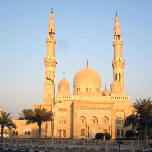 Vooraanzicht van de Jumeirah Moskee