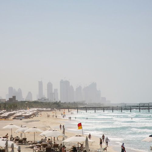 Toeristen op Jumeirah Beach