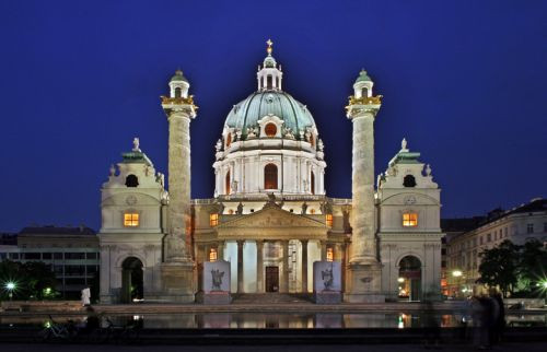 Nachtbeeld van de Karlskirche