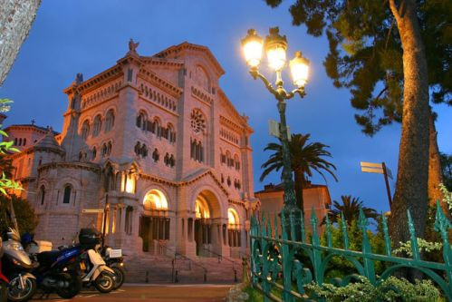 Nachtbeeld van de Kathedraal van Monaco