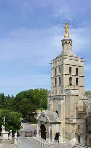 Voorkant van de Cathédrale Notre-Dame des Doms