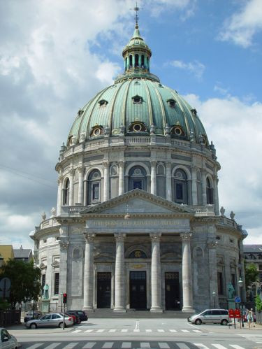 Voorkant van de Marmeren kerk