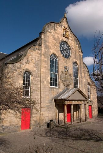 Voorkant van de Kirk of the Canongate