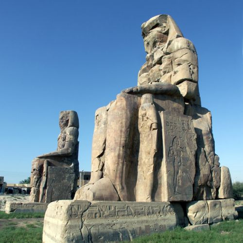 Zicht op de Kolossen van Memnon