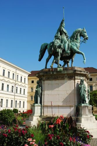 Standbeeld aan de Koninklijke Lanen