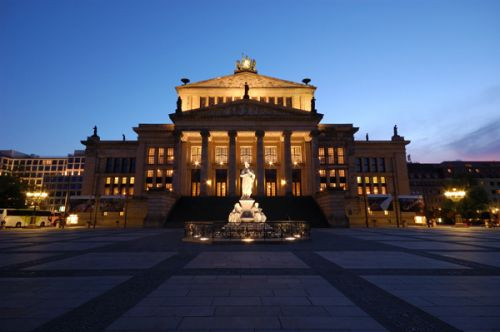 Schemering rond het Konzerthaus