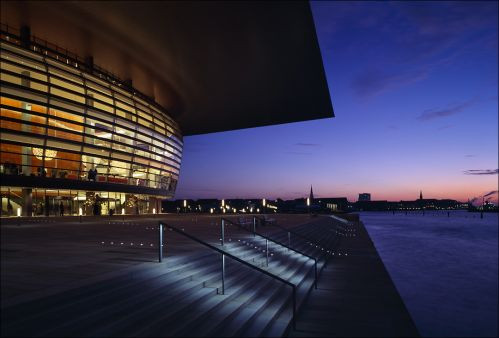 Nachtbeeld bij het Operahuis van Kopenhagen